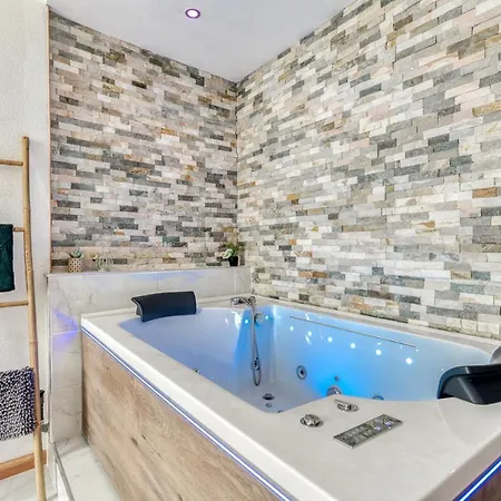 Parenthese Occitane -wifi - Balneo- Parking Gratuit - Netflix アパート *